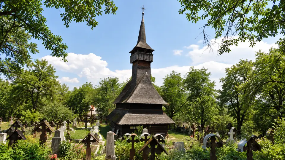 Biserica de lemn din Ieud Deal (imagine modificată cu AI)