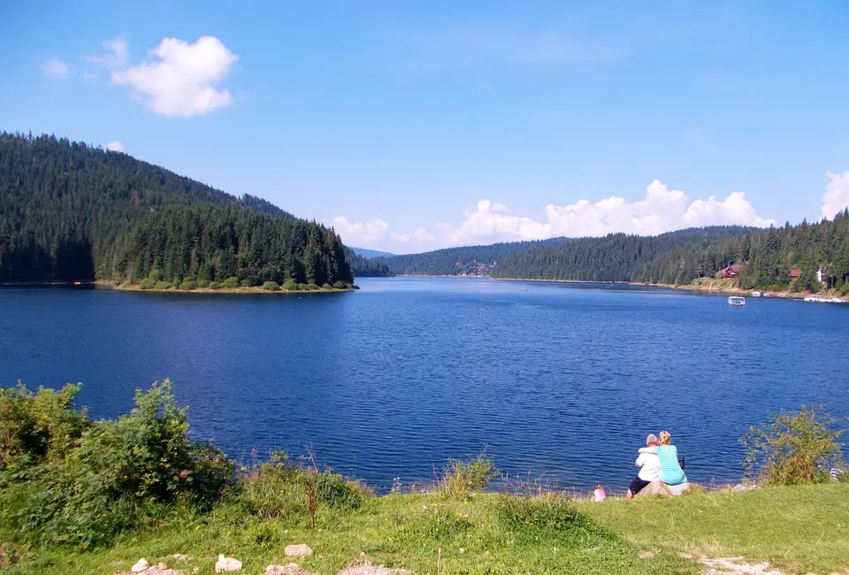 Lacul Beliș-Fântânele din Munții Apuseni, sub ale cărui ape se află ruinele bisericii din Giurcuța de Jos