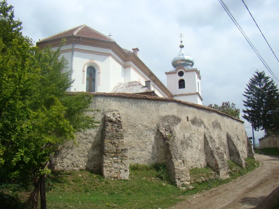 Biserica romano-catolică din Micloșoara, cu zidul de incintă