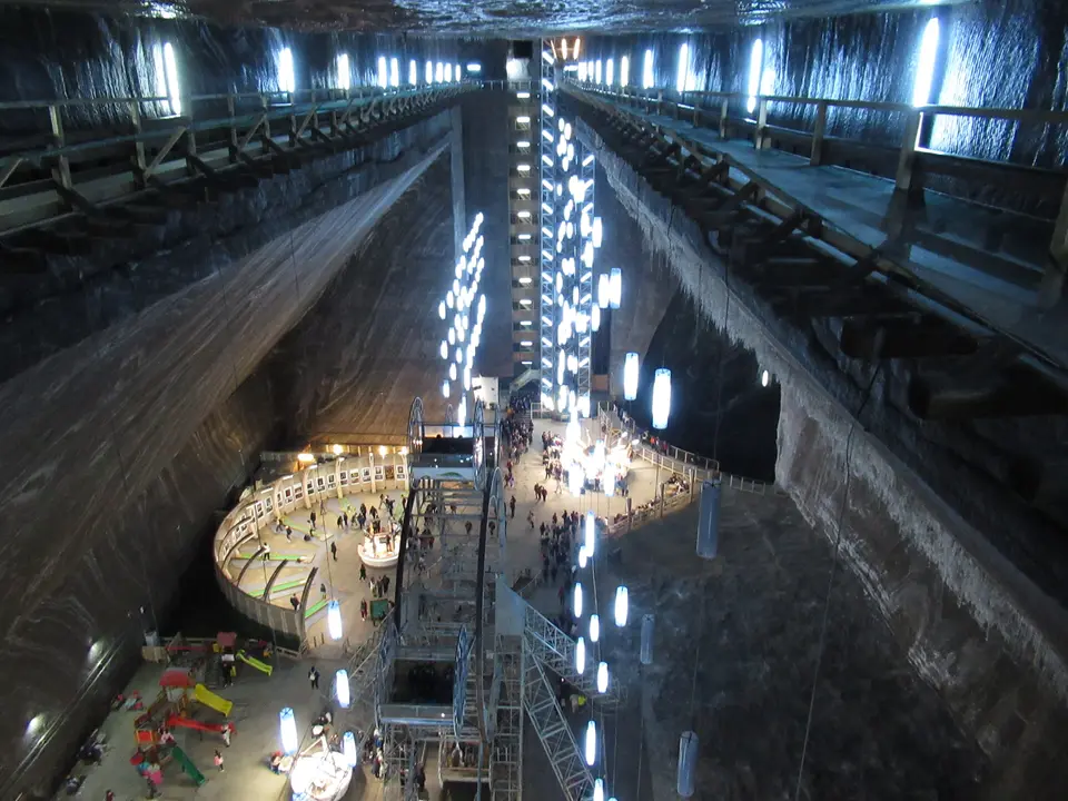Mina Rudolf din Salina Turda, văzută de sus, cu lămpile suspendate
